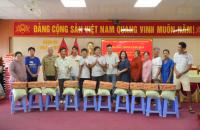 Tặng quà cho nạn nhân chất độc da cam xã Hồ Thị Kỷ