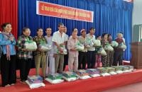Phật Giáo Hòa Hảo tỉnh Đồng Tháp tặng 200 suất quà cho nạn nhân chất độc da cam tại xã Đất Mũi 