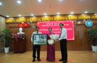 Hai đảng viên Chi bộ Hội Nạn nhân chất độc da cam/dioxin tỉnh Cà Mau nhận Huy hiệu 50 năm và 35 năm tuổi Đảng