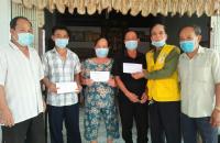 Huyện Hội Ngọc Hiển thăm tặng quà cho nạn nhân chất độc da cam/dioxin