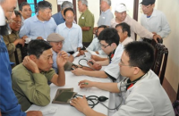 Lãnh đạo Bệnh viện Quân y 103 trao quà cho nạn nhân da cam