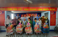 Tỉnh hội Cà Mau tặng quà tại huyện Phú Tân
