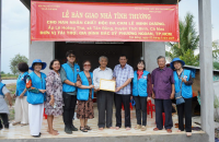 Bàn giao nhà cho nạn nhân chất độc da cam