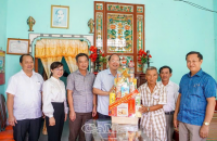 Chủ tịch nước tặng quà cho người có công dịp 30/4