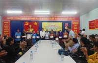 Hội Nạn nhân chất độc da cam/dioxin tỉnh Cà Mau tặng quà cho nạn nhân 