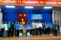 Công đoàn khối thi đua 1 thuộc Công đoàn viên chức Việt Nam tặng Nhà Tình nghĩa và quà cho đối tượng nghèo, cận nghèo, khó khăn trên địa bàn tỉnh Cà Mau