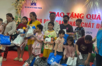 Hội Phụ nữ từ thiện thành phố Hồ Chí Minh tặng 70 suất quà cho nạn nhân chất độc da cam tại thành phố Cà Mau