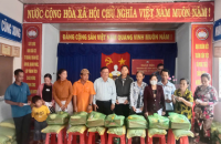 Tặng quà nhân dịp Ngày hội Đại đoàn kết toàn dân tộc