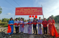 Phú Tân: Khánh thành cầu giao thông nông thôn và tặng quà cho nạn nhân chất độc da cam 