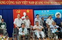 Tặng xe lăn cho nạn nhân chất độc da cam có hoàn cảnnh khó khăn 
